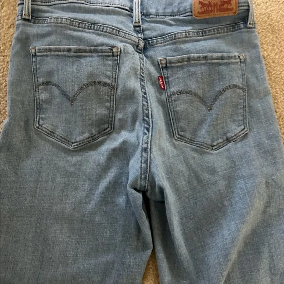 Levi’s 312 Shaping Slim Jeans - Picture 7 of 7
